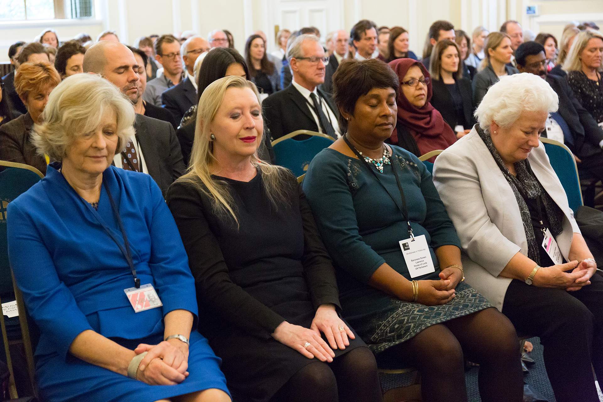 来自威斯敏斯特大厅的5个正念教训 - 图片显示议员在正念跨党派议会小组听证会上练习正念