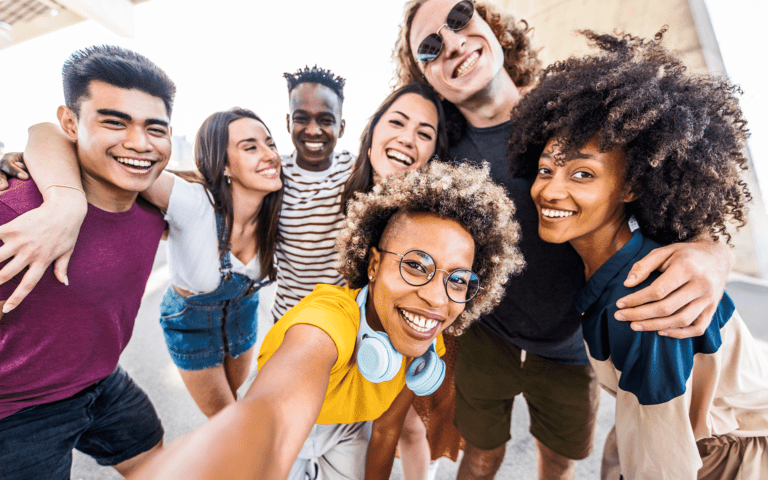 一组青少年合影的照片