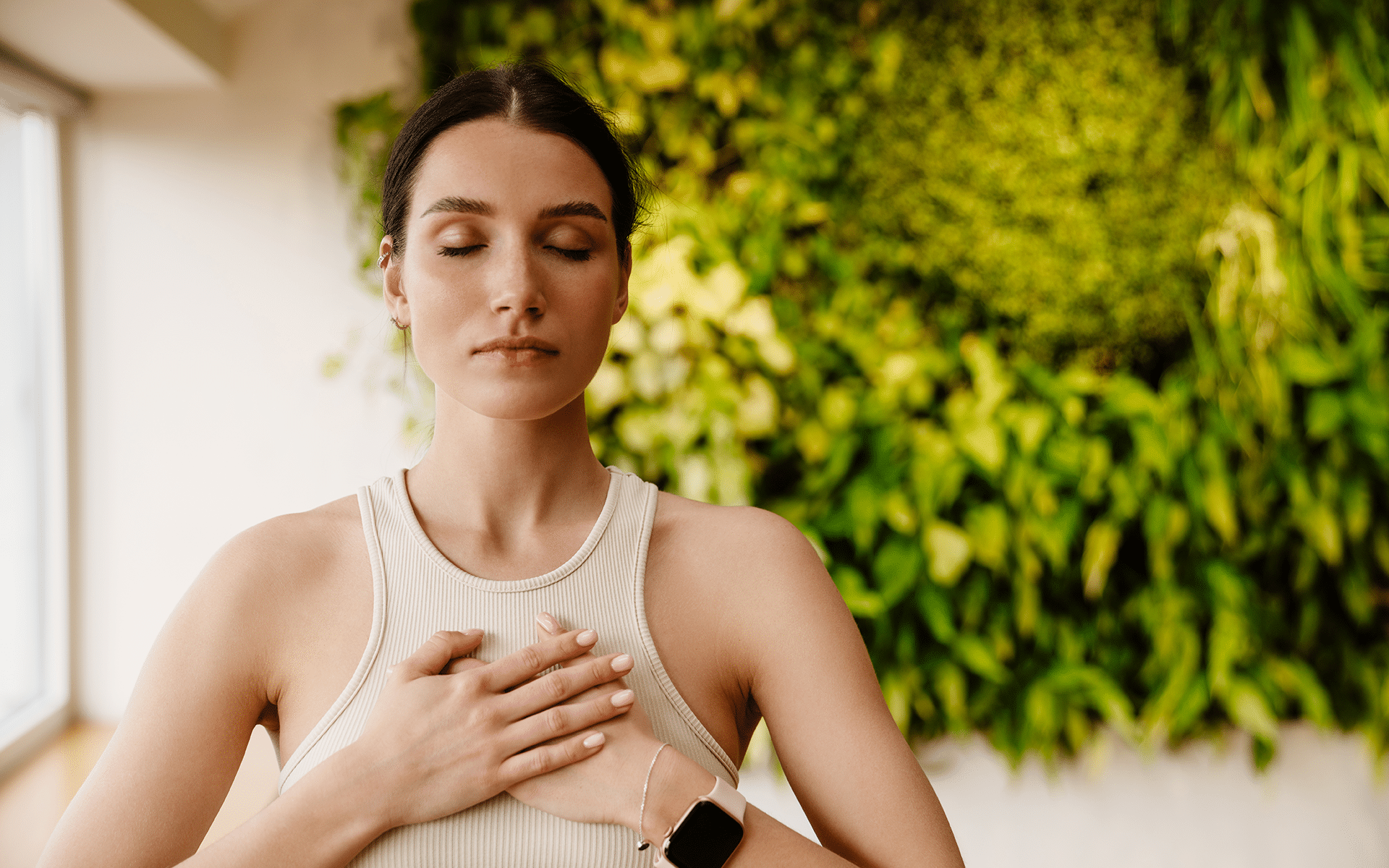 一张白人女性的照片，棕色头发，双手放在胸前，眼睛闭着，表情平静。