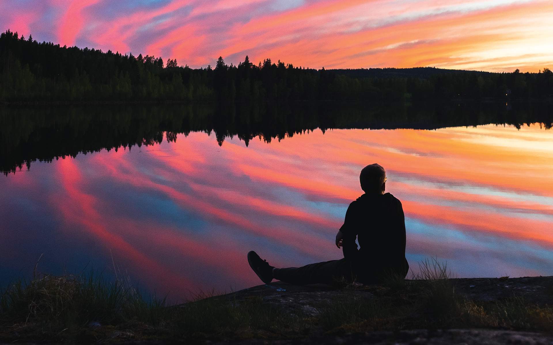 一个人坐在日落前的照片