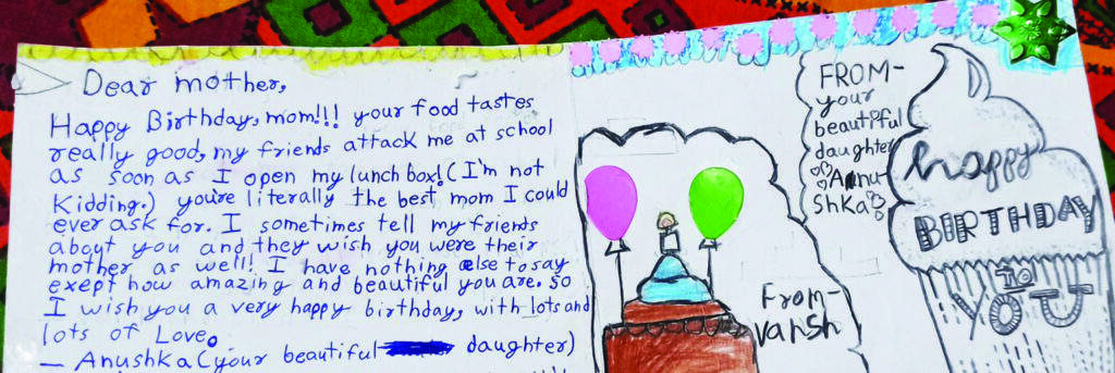 幸福对正念读者意味着什么 - 手写生日卡片的照片。