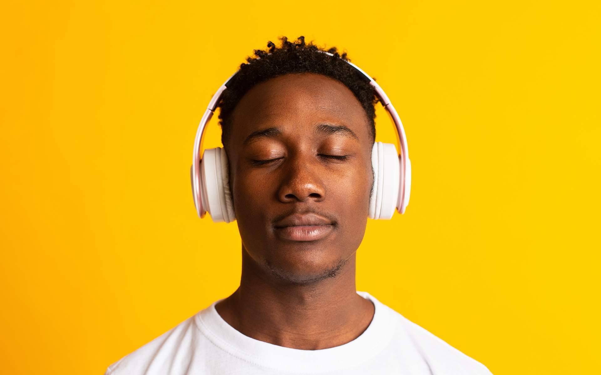 引导冥想以集中注意力 - 戴着耳机闭着眼睛放松的男人