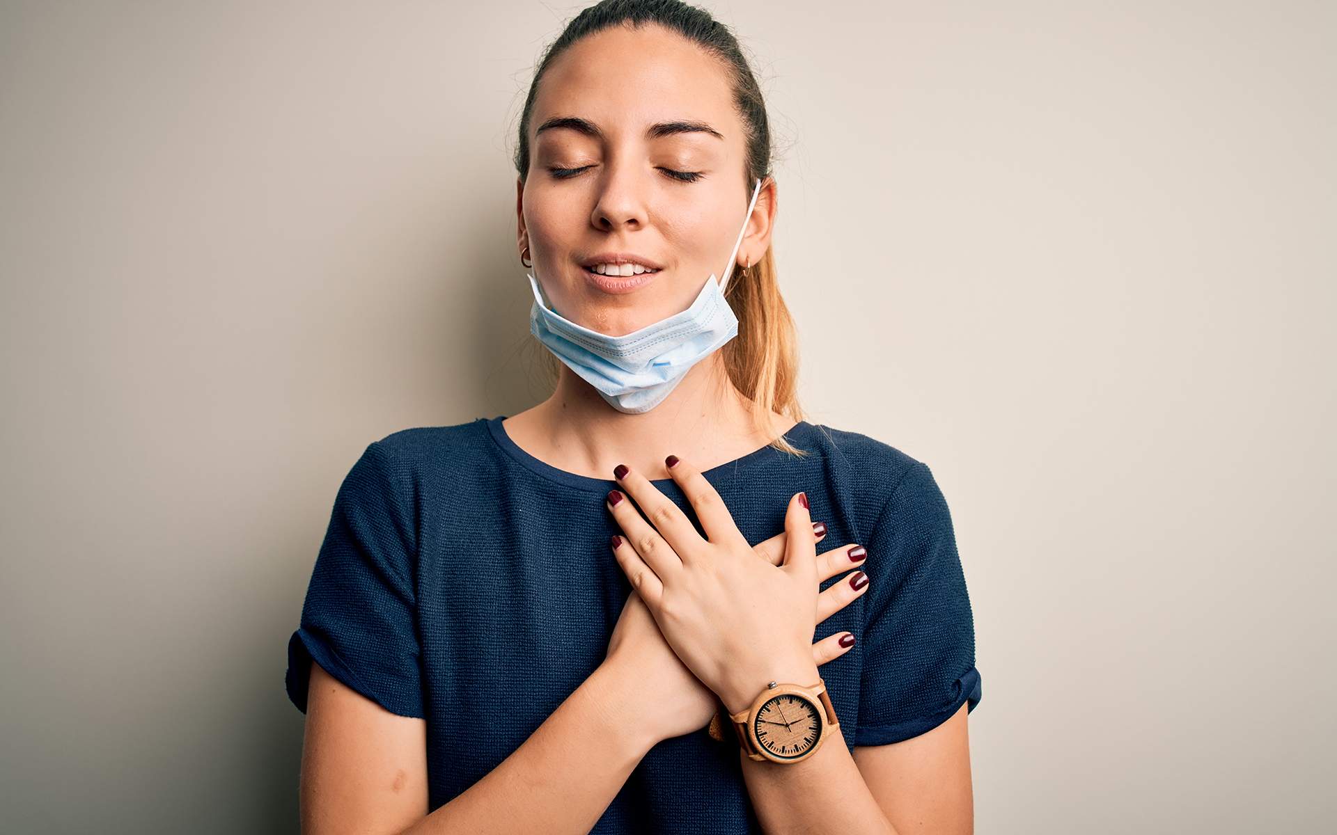 在充满挑战的时刻保持冷静和温暖的心 - 医护人员双手放在心脏上方