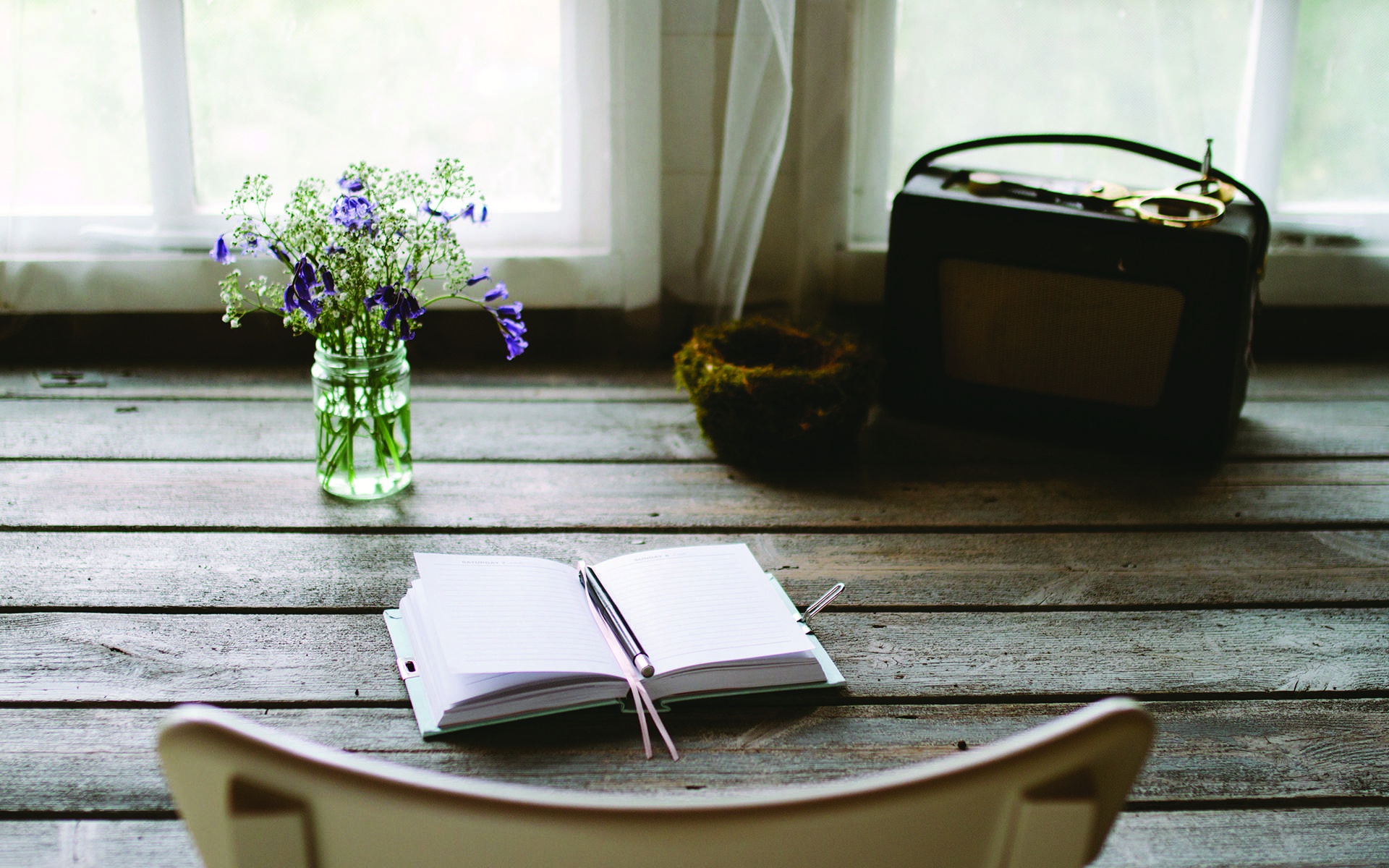 如何开始正念日记练习 - 一本打开的日记本放在桌上