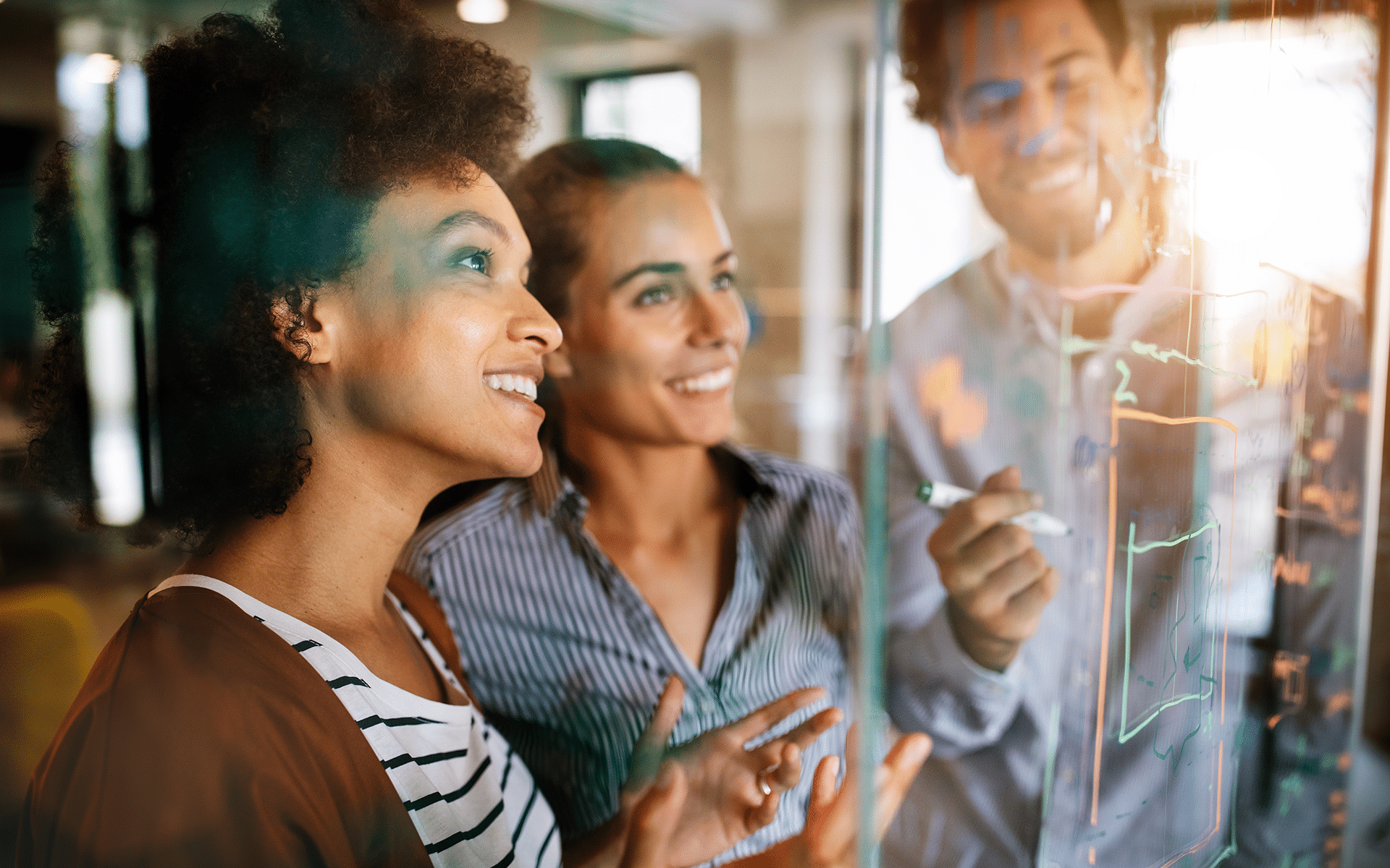 一张多样化的团队在工作中头脑风暴的照片。