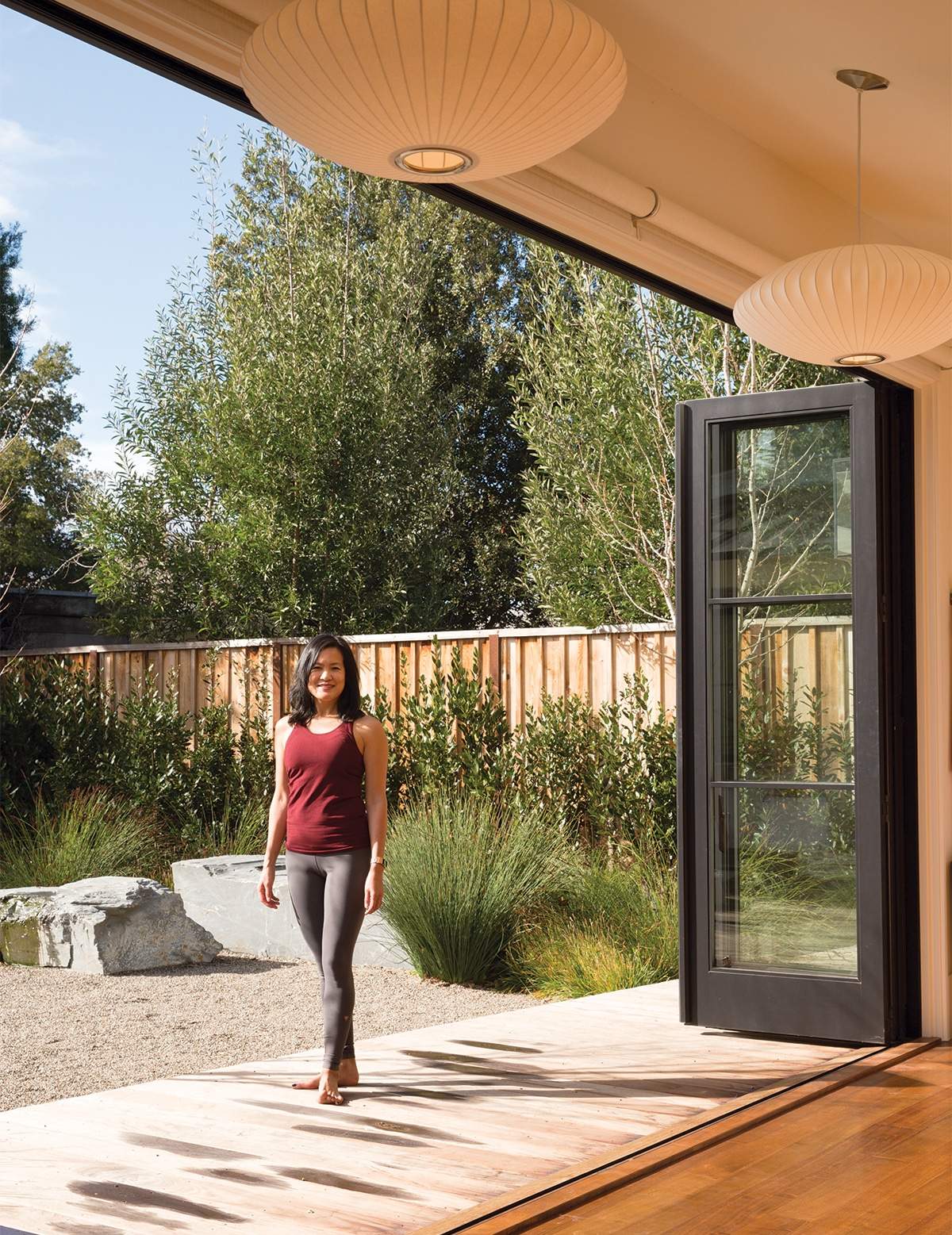 Au站在瑜伽工作室里