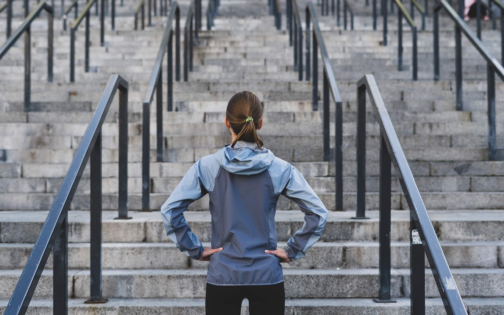一名女子站在楼梯前 - 管理逆境的五种方法