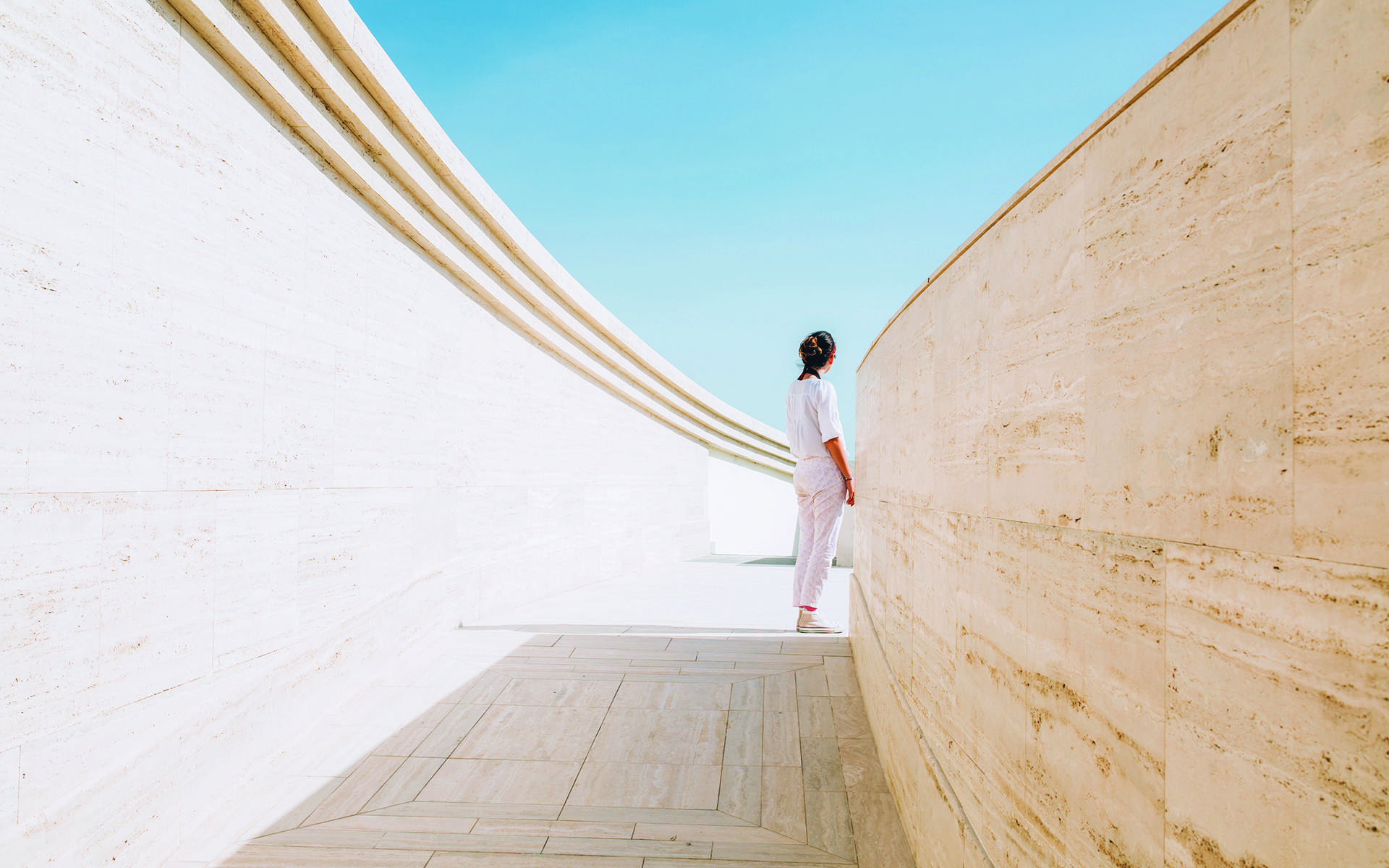 穿过变化和过渡的道路 - 女人走在长长的道路上