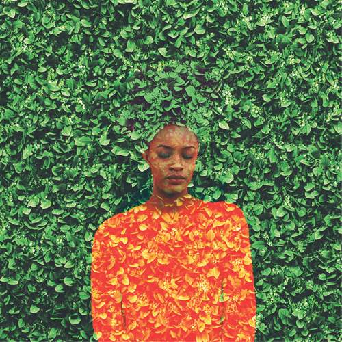 站在植物前闭眼的女人