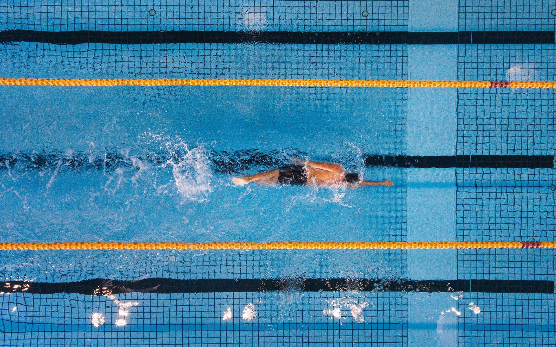 为什么游泳是我正念练习的重要组成部分 - 年轻人在泳池中游泳的照片