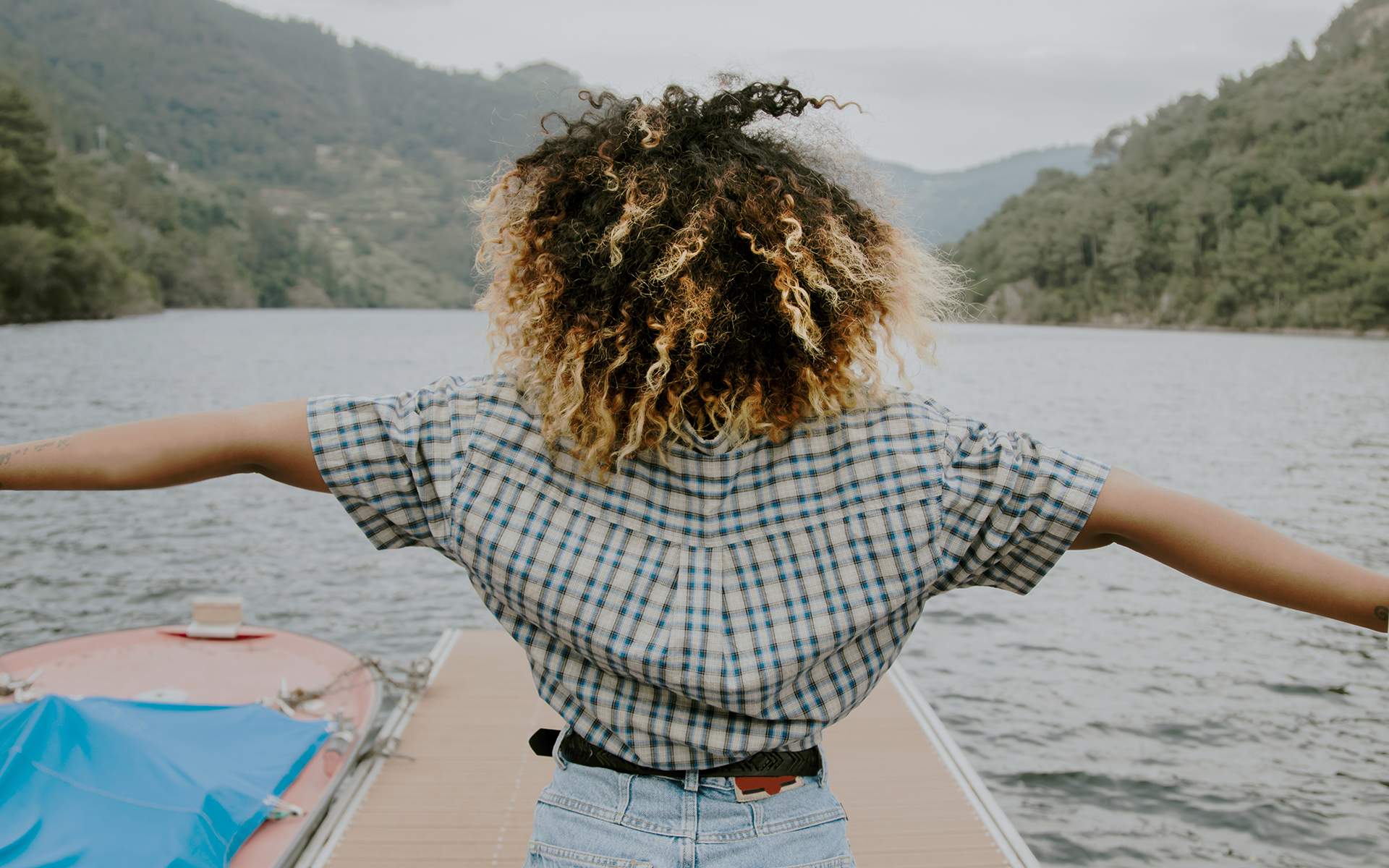 为什么正念是一种解放的练习 - 女孩在码头上享受，双臂举起