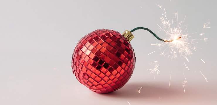 看起来像炸弹引线的圣诞树灯泡。控制你的内心批评者