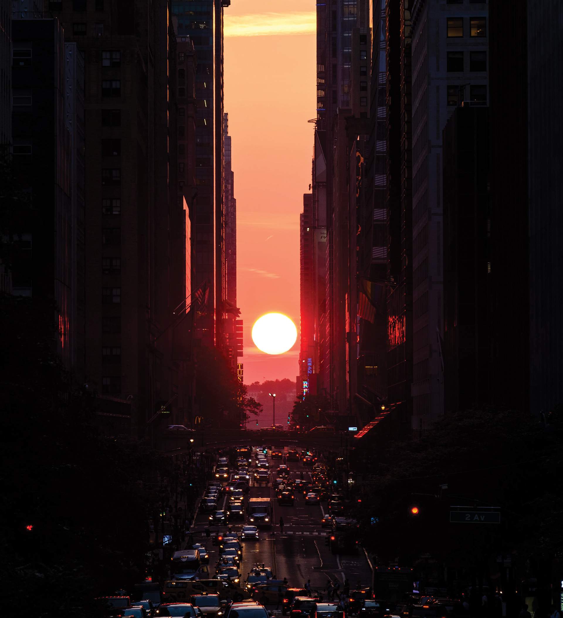 太阳在两座摩天大楼之间的阴影中落下。