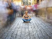 女性冥想以对抗无意识