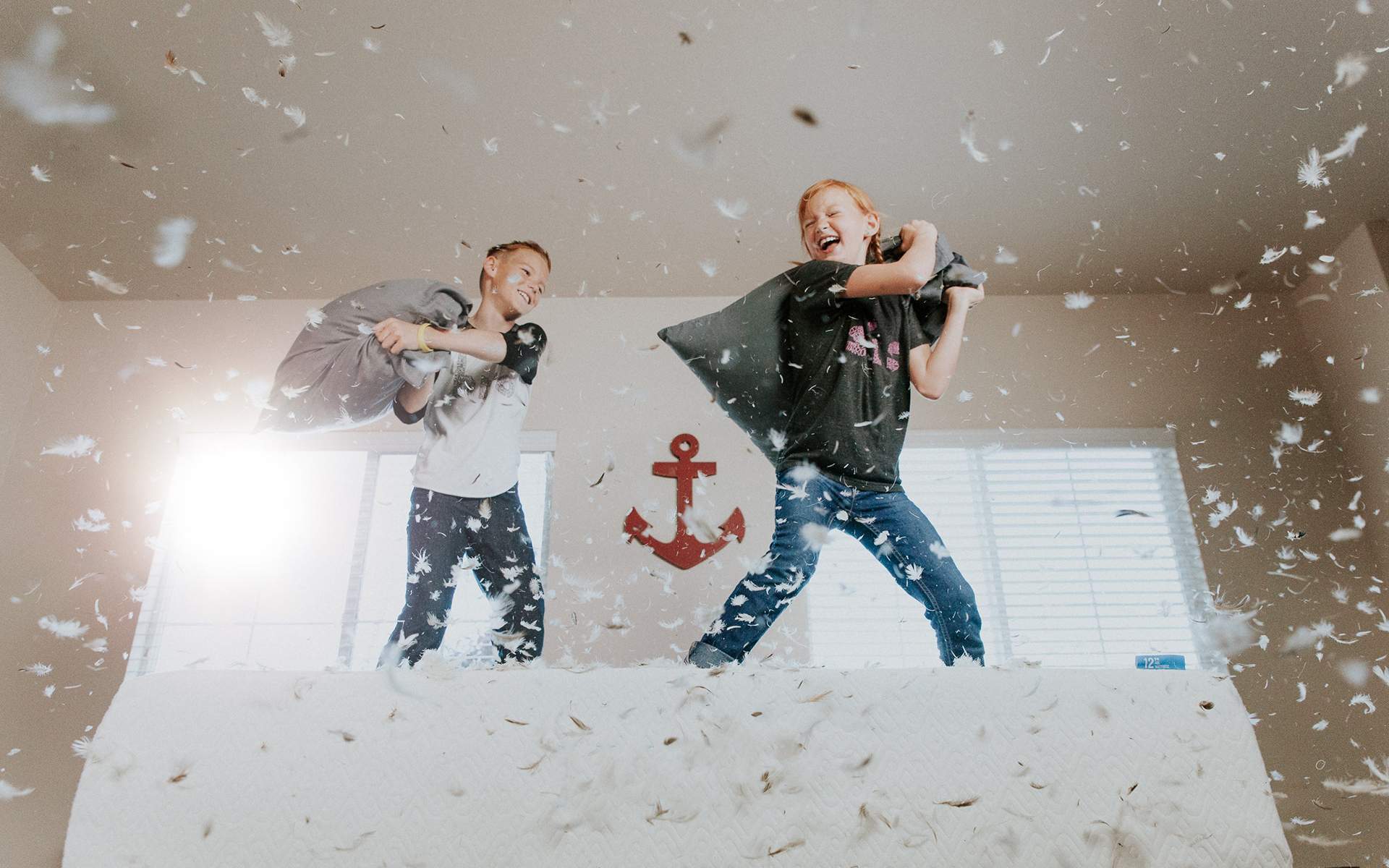 孩子们玩枕头大战