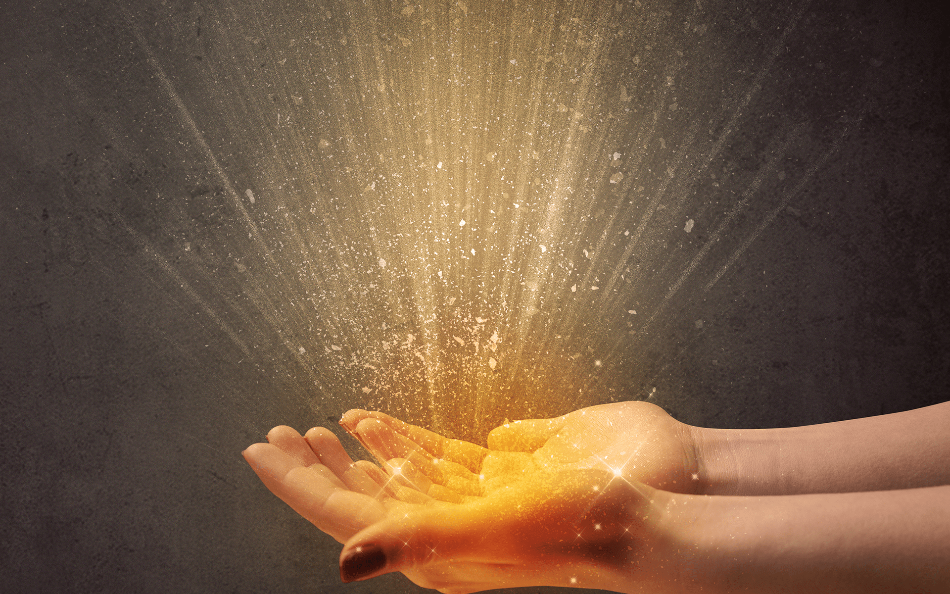 双手向着金色光芒张开