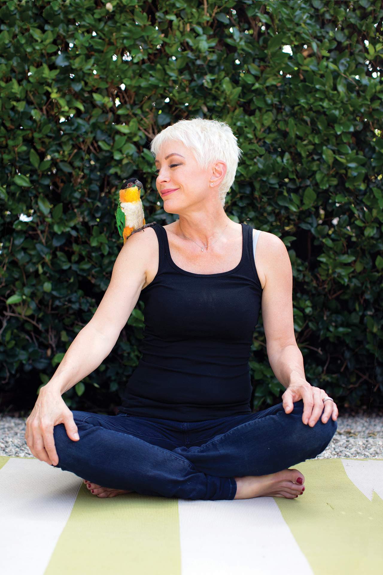 娜娜·维斯托肩膀上站着一只宠物鸟